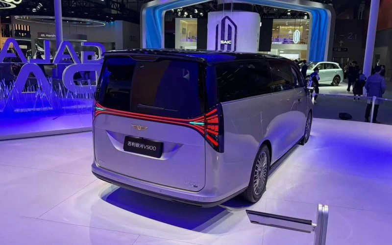 Geely представила гибридный минивэн на 8 мест!Популярный в России бренд создал семейный минивэн Galaxy V900.
