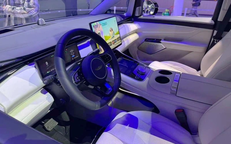 Geely представила гибридный минивэн на 8 мест!Популярный в России бренд создал семейный минивэн Galaxy V900.