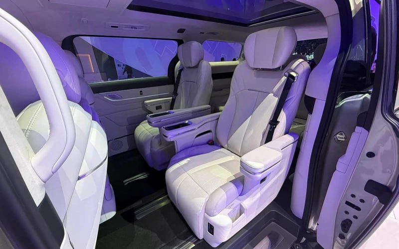 Geely представила гибридный минивэн на 8 мест!Популярный в России бренд создал семейный минивэн Galaxy V900.