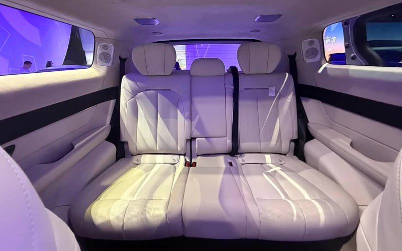 Geely представила гибридный минивэн на 8 мест!Популярный в России бренд создал семейный минивэн Galaxy V900.