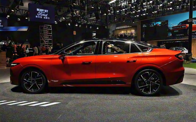 Обновлённый Ford Mondeo получил новые визуальные решения и увеличенную мощность двигателя Обновлённый Ford Mondeo получил новые визуальные решения и увеличенную мощность двигателя