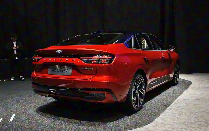 Обновлённый Ford Mondeo получил новые визуальные решения и увеличенную мощность двигателя Обновлённый Ford Mondeo получил новые визуальные решения и увеличенную мощность двигателя