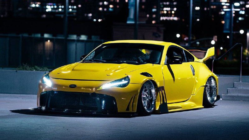 Спорткар Nissan 350Z в стиле киберпанк с деталями Porsche и SubaruЭнтузиаст Мозес Мендоса создал уникальный автомобиль, вдохновившись стилистикой игры Cyberpunk 2077 и фильма «Бегущий по лезвию 2049».Особенности проекта:- Расширенный кузов: Использован японский обвес для Nissan 350Z, дополненный собственными доработками.- Детали автомобилей: Элементы кузова заимствованы от Subaru BRZ и Porsche 911.- Подвеска: Установлена пневмосистема с регулируемым дорожным просветом.- Двигатель: Изначально 3,5-литровый V6 дополнен системой впрыска закиси азота.