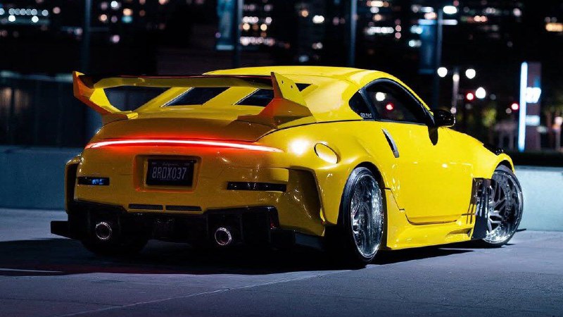 Спорткар Nissan 350Z в стиле киберпанк с деталями Porsche и SubaruЭнтузиаст Мозес Мендоса создал уникальный автомобиль, вдохновившись стилистикой игры Cyberpunk 2077 и фильма «Бегущий по лезвию 2049».Особенности проекта:- Расширенный кузов: Использован японский обвес для Nissan 350Z, дополненный собственными доработками.- Детали автомобилей: Элементы кузова заимствованы от Subaru BRZ и Porsche 911.- Подвеска: Установлена пневмосистема с регулируемым дорожным просветом.- Двигатель: Изначально 3,5-литровый V6 дополнен системой впрыска закиси азота.