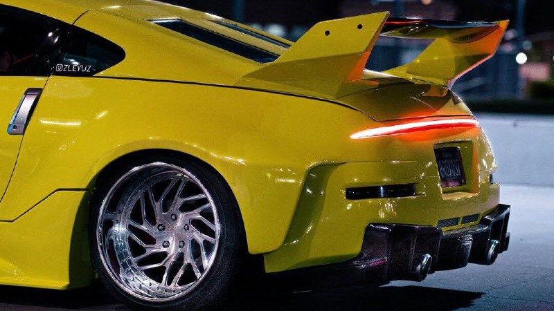 Спорткар Nissan 350Z в стиле киберпанк с деталями Porsche и SubaruЭнтузиаст Мозес Мендоса создал уникальный автомобиль, вдохновившись стилистикой игры Cyberpunk 2077 и фильма «Бегущий по лезвию 2049».Особенности проекта:- Расширенный кузов: Использован японский обвес для Nissan 350Z, дополненный собственными доработками.- Детали автомобилей: Элементы кузова заимствованы от Subaru BRZ и Porsche 911.- Подвеска: Установлена пневмосистема с регулируемым дорожным просветом.- Двигатель: Изначально 3,5-литровый V6 дополнен системой впрыска закиси азота.