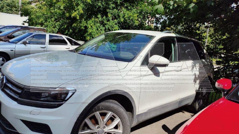 Новая мошенническая схема появилась на авторынке: у россиян начали забирать машины, купленные у пенсионерок.Мужчина в Москве приобрёл Volkswagen Tiguan за ₽1,8 миллиона, но уже через неделю к нему пришла полиция и арестовала авто.