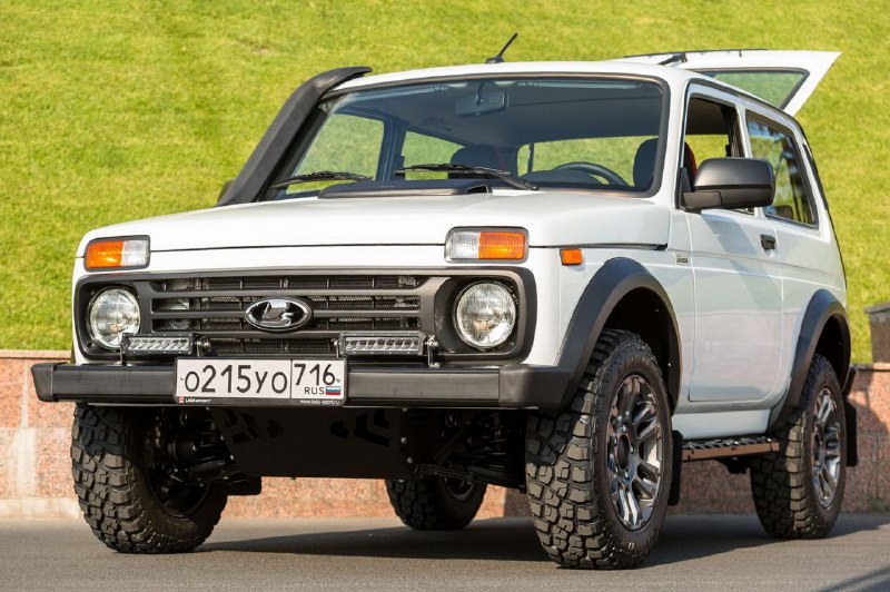 Продажи Lada Niva Sport рухнули в ПЯТЬ РАЗ — модель могут снять с производства, пишет Mash.После видео с масляной лужей под «спорткаром» спрос почти исчез: вместо 250 машин в месяц теперь выпускают около 50, и дилеры с трудом продают а лучшем случае одну.Покупатели не хотят отдавать ₽1,7 миллиона за старую конструкцию без новшеств и выбирают более доступную Niva Legend за миллион. Продажи Lada Niva Sport рухнули в ПЯТЬ РАЗ — модель могут снять с производства, пишет Mash.После видео с масляной лужей под «спорткаром» спрос почти исчез: вместо 250 машин в месяц теперь выпускают около 50, и дилеры с трудом продают а лучшем случае одну.Покупатели не хотят отдавать ₽1,7 миллиона за старую конструкцию без новшеств и выбирают более доступную Niva Legend за миллион.