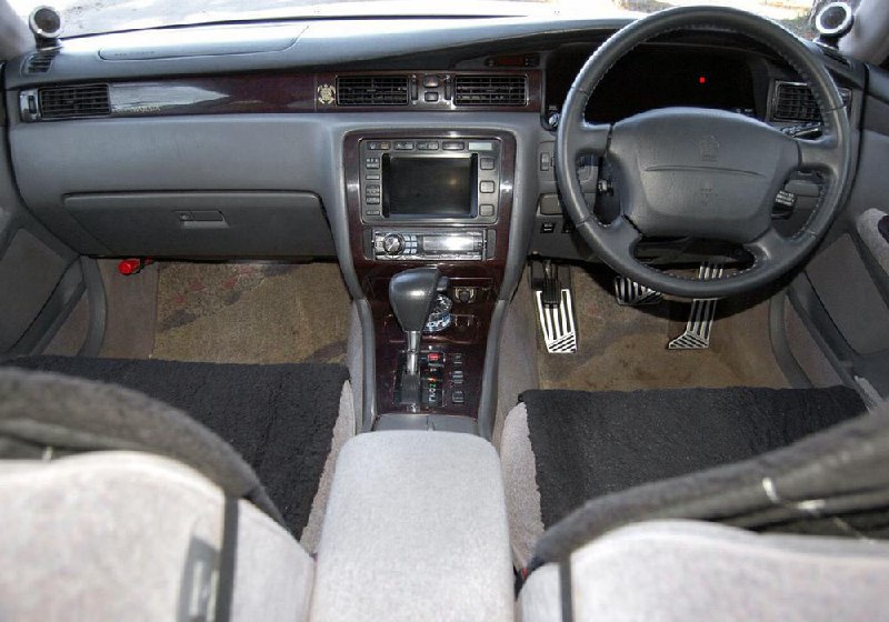 Обзор классического японского седана Toyota Crown Majesta 1995 года Обзор классического японского седана Toyota Crown Majesta 1995 года