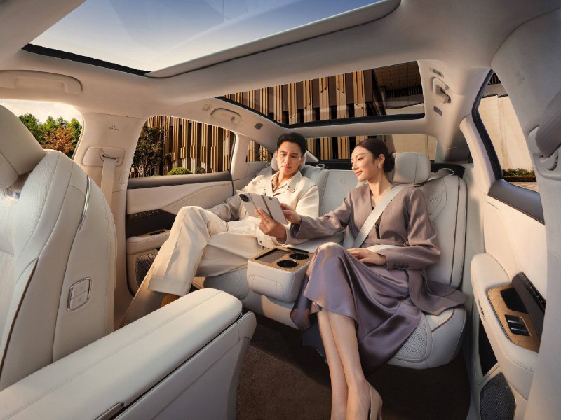 Новые официальные фото интерьера - Toyota bZ7.bZ7 оснащён системой Huawei Harmony Space 5.0 (интеллектуальная система кабины) и операционной системой Huawei Harmony OS.