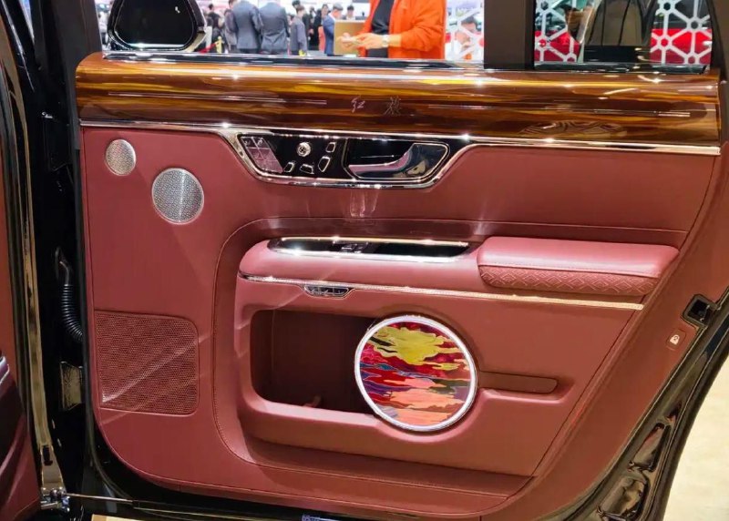 Люксовый китайский седан Hongqi Guoli Danxia представлен в Гуанчжоу Люксовый китайский седан Hongqi Guoli Danxia представлен в Гуанчжоу