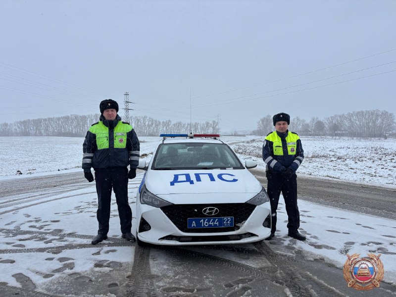 Госавтоинспекторы оказали помощь женщине-водителю, попавшей в ДТП в условиях непогоды в Алтайском крае Госавтоинспекторы оказали помощь женщине-водителю, попавшей в ДТП в условиях непогоды в Алтайском крае