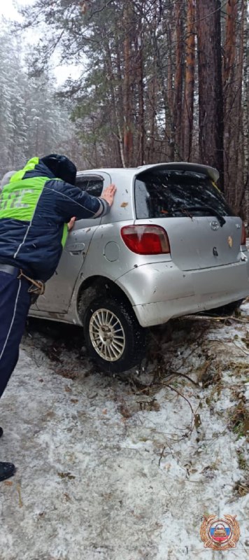 Госавтоинспекторы оказали помощь женщине-водителю, попавшей в ДТП в условиях непогоды в Алтайском крае Госавтоинспекторы оказали помощь женщине-водителю, попавшей в ДТП в условиях непогоды в Алтайском крае