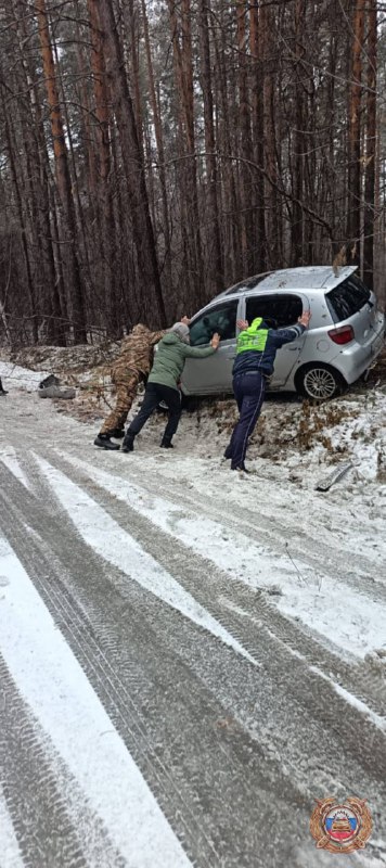 Госавтоинспекторы оказали помощь женщине-водителю, попавшей в ДТП в условиях непогоды в Алтайском крае Госавтоинспекторы оказали помощь женщине-водителю, попавшей в ДТП в условиях непогоды в Алтайском крае