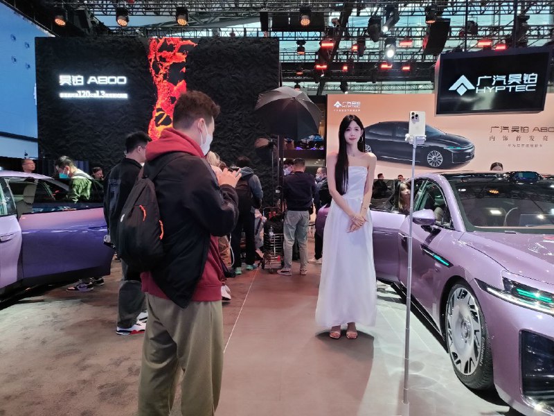 Изменения в фотосъемке участниц автосалонов и современные тенденции