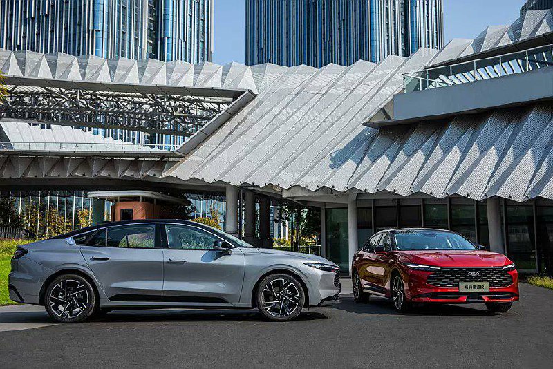 Ford опубликовал подробности о новом Mondeo.• Выход запланирован на 4 декабря в Китае.• HV/чистый двигатель внутреннего сгорания.• Габариты: 4935×1875×1500 мм• Рестайлинг, замена задних фонарей, замена колесных дисков, добавлен новый цвет кузова.• Улучшен голосовой помощник, добавлена ​​беспроводная зарядка смартфона.• 1,5 л турбо (196 л.с./263 Нм)или 2,0 л турбо (261 л.с./393 Нм)AUTOZZZ | Подписаться