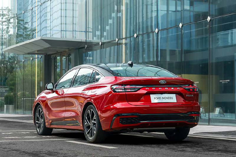 Ford опубликовал подробности о новом Mondeo.• Выход запланирован на 4 декабря в Китае.• HV/чистый двигатель внутреннего сгорания.• Габариты: 4935×1875×1500 мм• Рестайлинг, замена задних фонарей, замена колесных дисков, добавлен новый цвет кузова.• Улучшен голосовой помощник, добавлена ​​беспроводная зарядка смартфона.• 1,5 л турбо (196 л.с./263 Нм)или 2,0 л турбо (261 л.с./393 Нм)AUTOZZZ | Подписаться