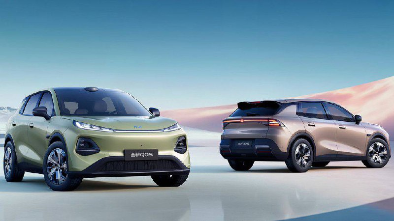 Changan начинает выпуск Nevo Q05.• Габариты: 4435×1855×1595 мм.• 15,6-дюймовый экран 2,5K.• Передние сиденья с подогревом, вентиляцией и массажем.• 256-цветная подсветка салона.• Совместимость с CarPlay/HiCar, совместимость с Haier.• Запас хода 405 или 506 км (CLTC).• Аккумулятор CATL LFP.• Система помощи водителю «Тяньшу».Начальная цена в Китае - 1,76 миллиона иен (~850 тысяч рублей).AUTOZZZ | Подписаться Changan начинает выпуск Nevo Q05.• Габариты: 4435×1855×1595 мм.• 15,6-дюймовый экран 2,5K.• Передние сиденья с подогревом, вентиляцией и массажем.• 256-цветная подсветка салона.• Совместимость с CarPlay/HiCar, совместимость с Haier.• Запас хода 405 или 506 км (CLTC).• Аккумулятор CATL LFP.• Система помощи водителю «Тяньшу».Начальная цена в Китае - 1,76 миллиона иен (~850 тысяч рублей).AUTOZZZ | Подписаться