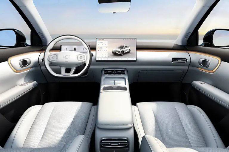 Changan начинает выпуск Nevo Q05.• Габариты: 4435×1855×1595 мм.• 15,6-дюймовый экран 2,5K.• Передние сиденья с подогревом, вентиляцией и массажем.• 256-цветная подсветка салона.• Совместимость с CarPlay/HiCar, совместимость с Haier.• Запас хода 405 или 506 км (CLTC).• Аккумулятор CATL LFP.• Система помощи водителю «Тяньшу».Начальная цена в Китае - 1,76 миллиона иен (~850 тысяч рублей).AUTOZZZ | Подписаться Changan начинает выпуск Nevo Q05.• Габариты: 4435×1855×1595 мм.• 15,6-дюймовый экран 2,5K.• Передние сиденья с подогревом, вентиляцией и массажем.• 256-цветная подсветка салона.• Совместимость с CarPlay/HiCar, совместимость с Haier.• Запас хода 405 или 506 км (CLTC).• Аккумулятор CATL LFP.• Система помощи водителю «Тяньшу».Начальная цена в Китае - 1,76 миллиона иен (~850 тысяч рублей).AUTOZZZ | Подписаться