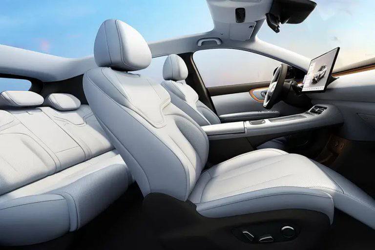 Changan начинает выпуск Nevo Q05.• Габариты: 4435×1855×1595 мм.• 15,6-дюймовый экран 2,5K.• Передние сиденья с подогревом, вентиляцией и массажем.• 256-цветная подсветка салона.• Совместимость с CarPlay/HiCar, совместимость с Haier.• Запас хода 405 или 506 км (CLTC).• Аккумулятор CATL LFP.• Система помощи водителю «Тяньшу».Начальная цена в Китае - 1,76 миллиона иен (~850 тысяч рублей).AUTOZZZ | Подписаться Changan начинает выпуск Nevo Q05.• Габариты: 4435×1855×1595 мм.• 15,6-дюймовый экран 2,5K.• Передние сиденья с подогревом, вентиляцией и массажем.• 256-цветная подсветка салона.• Совместимость с CarPlay/HiCar, совместимость с Haier.• Запас хода 405 или 506 км (CLTC).• Аккумулятор CATL LFP.• Система помощи водителю «Тяньшу».Начальная цена в Китае - 1,76 миллиона иен (~850 тысяч рублей).AUTOZZZ | Подписаться
