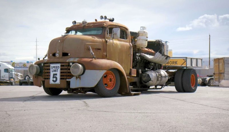 Уникальный кастомный грузовик с гаражом для мотоцикла на базе Ford COE 1948 года