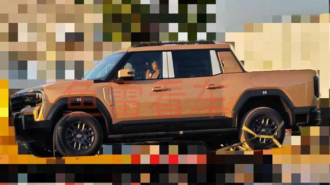 В сеть попали шпионские снимки нового пикапа Jetour Zongheng F700.Zongheng — новая линейка внедорожников под брендом Jetour.Zongheng F700 — большой пикап с рамной конструкцией.Он имеет квадратную конструкцию с большими колесами и обилием черной пластиковой облицовки.Мощность: PHEV, сочетающий 2.0-литровый турбомотор и два электродвигателя. В сеть попали шпионские снимки нового пикапа Jetour Zongheng F700.Zongheng — новая линейка внедорожников под брендом Jetour.Zongheng F700 — большой пикап с рамной конструкцией.Он имеет квадратную конструкцию с большими колесами и обилием черной пластиковой облицовки.Мощность: PHEV, сочетающий 2.0-литровый турбомотор и два электродвигателя.