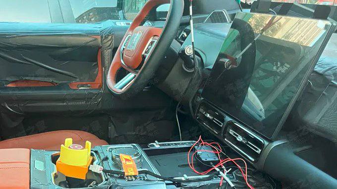 В сеть попали шпионские снимки нового пикапа Jetour Zongheng F700.Zongheng — новая линейка внедорожников под брендом Jetour.Zongheng F700 — большой пикап с рамной конструкцией.Он имеет квадратную конструкцию с большими колесами и обилием черной пластиковой облицовки.Мощность: PHEV, сочетающий 2.0-литровый турбомотор и два электродвигателя. В сеть попали шпионские снимки нового пикапа Jetour Zongheng F700.Zongheng — новая линейка внедорожников под брендом Jetour.Zongheng F700 — большой пикап с рамной конструкцией.Он имеет квадратную конструкцию с большими колесами и обилием черной пластиковой облицовки.Мощность: PHEV, сочетающий 2.0-литровый турбомотор и два электродвигателя.