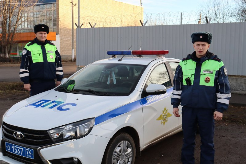 Инспекторы ГИБДД спасли мужчину, провалившегося под лед в Челябинской области Инспекторы ГИБДД спасли мужчину, провалившегося под лед в Челябинской области