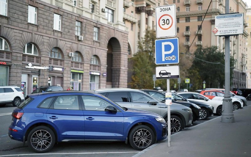 В Госдуме предложили запретить платные парковки возле жилых домов