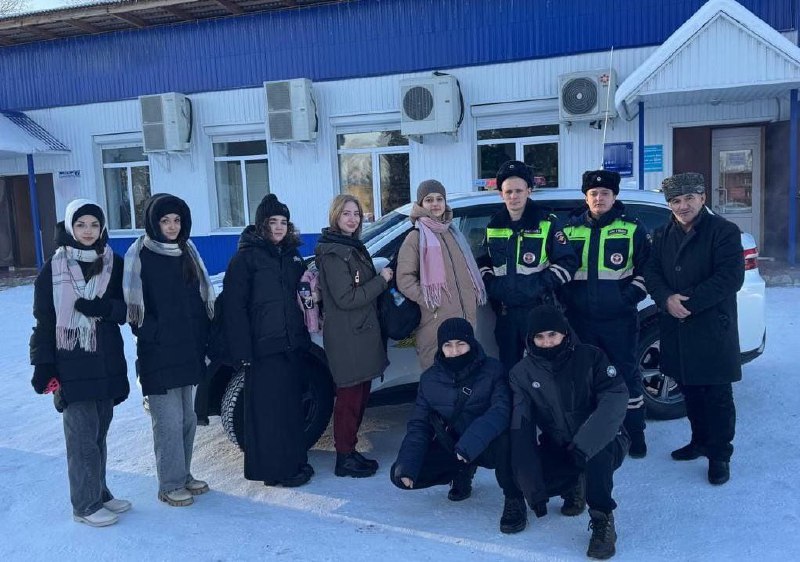 Сотрудники ГИБДД оказали помощь детям и сопровождающим их лицам при поломке автомобиля на дороге