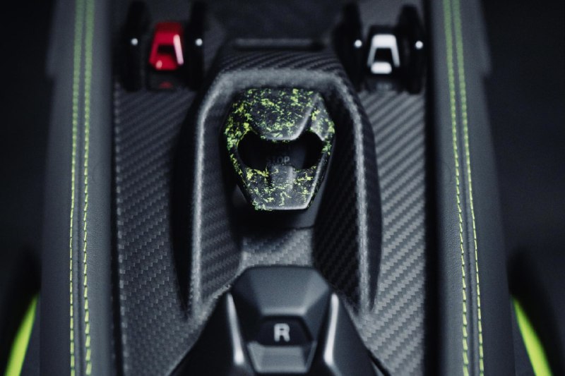 Lamborghini представила уникальный кастомный суперкар Temerario Lamborghini представила уникальный кастомный суперкар Temerario