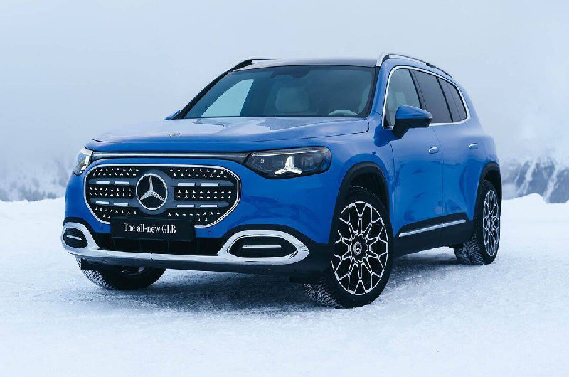 Mercedes-Benz представил новый GLB.• ИИ помощник от Microsoft и Google.• «Hey Mercedes», улучшенная опция частичной физической активации.• Три ряда сидений.• Огромный экран.• HEV: рядный 4-цилиндровый бензиновый двигатель объемом 1,5 л + электродвигатель, 132–185 л.с.• Передний привод/полный привод, 1,3 кВт⋅ч.• Электромобиль: 218–344 л.с.• Привод RW/4WD, 58–85 кВт⋅ч, V2L.• Максимальный запас хода 631 км.• Зарядка за 10 минут на 261 км.Продажи запланированы на начало 2026 года.🚗 AUTOZZZ | Подписаться