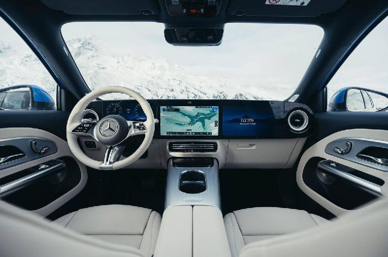 Mercedes-Benz представил новый GLB.• ИИ помощник от Microsoft и Google.• «Hey Mercedes», улучшенная опция частичной физической активации.• Три ряда сидений.• Огромный экран.• HEV: рядный 4-цилиндровый бензиновый двигатель объемом 1,5 л + электродвигатель, 132–185 л.с.• Передний привод/полный привод, 1,3 кВт⋅ч.• Электромобиль: 218–344 л.с.• Привод RW/4WD, 58–85 кВт⋅ч, V2L.• Максимальный запас хода 631 км.• Зарядка за 10 минут на 261 км.Продажи запланированы на начало 2026 года.🚗 AUTOZZZ | Подписаться