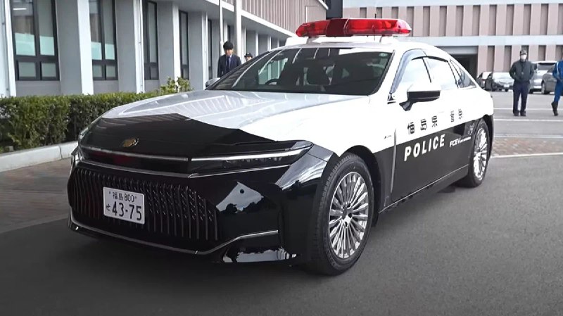 Toyota передает водородные автомобили Crown муниципальным службам Японии Toyota передает водородные автомобили Crown муниципальным службам Японии