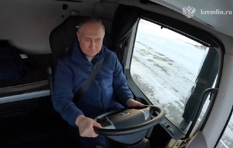 Путин рассказал, что иногда ездит «по-тихому» без кортежаКомментируя тему курьеров на электросамокатах и электровелосипедах, Владимир Путин рассказал, что иногда ездит «по-тихому», без сопровождения.Как, может быть, ни странно покажется, я не всегда езжу с мигалками и сигналами.Я вижу, что происходит с этой доставкой.