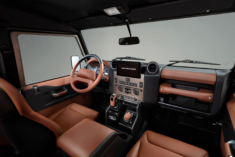 Обновленный классический Land Rover Defender V8 с улучшенной комплектацией