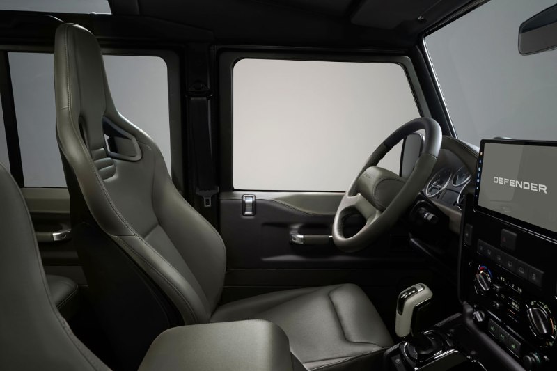 Обновленный классический Land Rover Defender V8 с улучшенной комплектацией