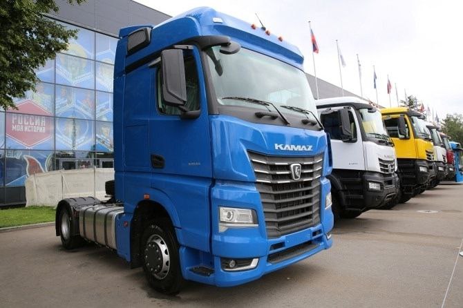 Снижение продаж крупных грузовых автомобилей в России в 2025 году Снижение продаж крупных грузовых автомобилей в России в 2025 году