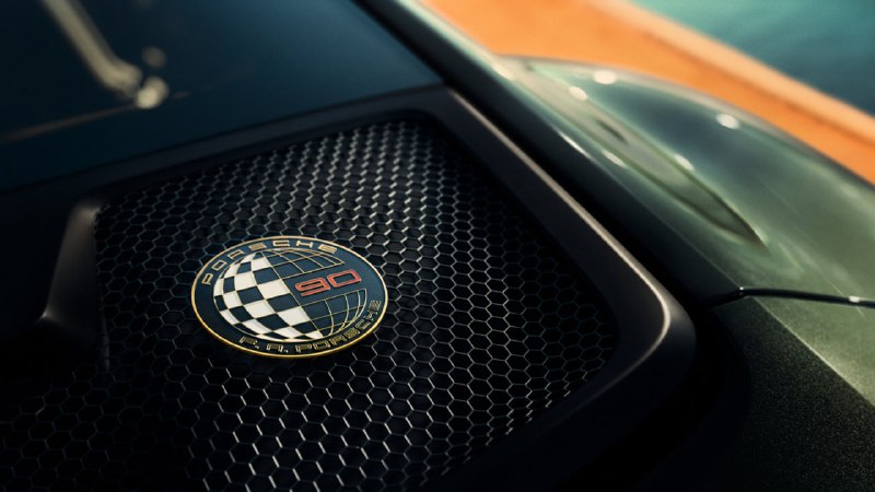 Porsche представила лимитированный 911 GT3Porsche выпустила специальную серию 911 GT3 под названием 90 FA, посвящённую 90-летию Фердинанда Александра Порше — создателя легендарного 911.