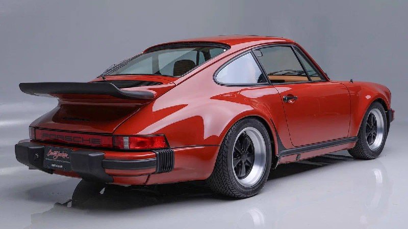 Реставрированный Porsche 911 Turbo (930) 1977 года выставлен на аукцион в США Реставрированный Porsche 911 Turbo (930) 1977 года выставлен на аукцион в США