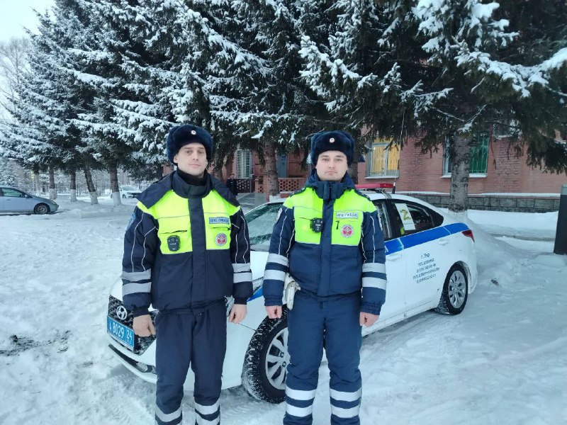 Спасательная операция по вызволению застрявшего в снегу автомобиля рыболовов