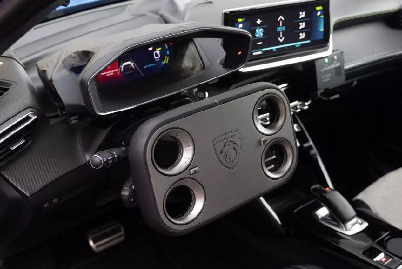 Peugeot испытала серию прототипов с прямоугольным рулем Hypersquare на будущем хэтчбеке 208 Peugeot испытала серию прототипов с прямоугольным рулем Hypersquare на будущем хэтчбеке 208