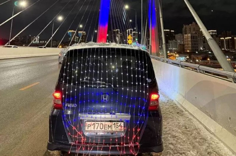 Новосибирские полицейские оштрафовали автомобилистку за праздничную украшу Новосибирские полицейские оштрафовали автомобилистку за праздничную украшу