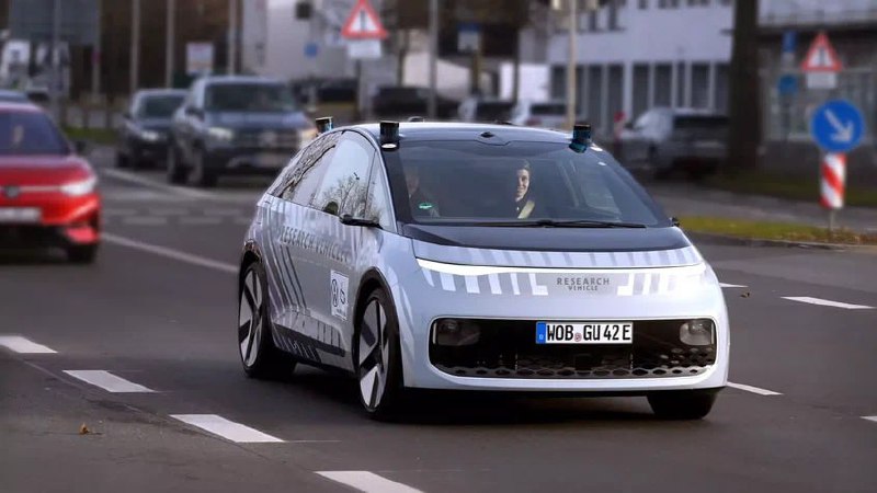 Volkswagen тестирует полностью автономный транспорт без руля и педалей в городской среде