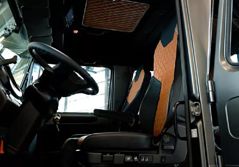 Отметили 80-летие легендарного Unimog: уникальный шоу-трак от Daimler Truck AG