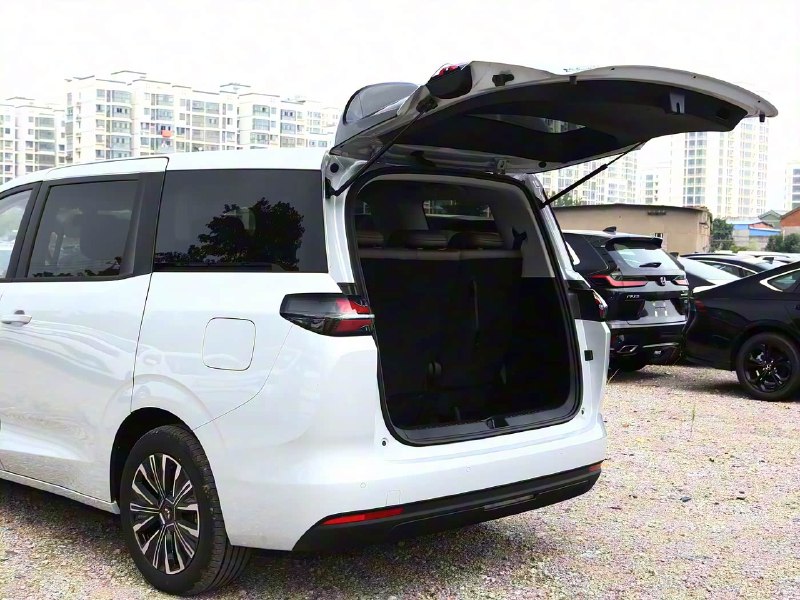 Доставка китайских премиальных минивэнов: новый электромобиль Wuling Starlight 730 для российского рынка Доставка китайских премиальных минивэнов: новый электромобиль Wuling Starlight 730 для российского рынка