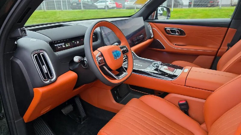 В России появился новый мощный кроссовер Geely Galaxy M9