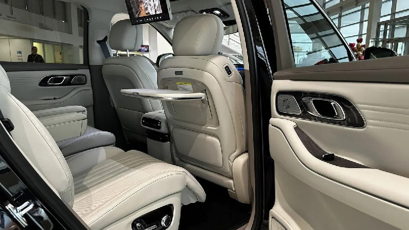 В России появился новый мощный кроссовер Geely Galaxy M9