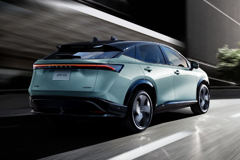 Nissan готовит к запуску обновленную AriyaВнешние обновления включают переднюю панель в цвет кузова, новые светодиодные ходовые огни и 20-дюймовые колеса нового дизайна. Nissan готовит к запуску обновленную AriyaВнешние обновления включают переднюю панель в цвет кузова, новые светодиодные ходовые огни и 20-дюймовые колеса нового дизайна.