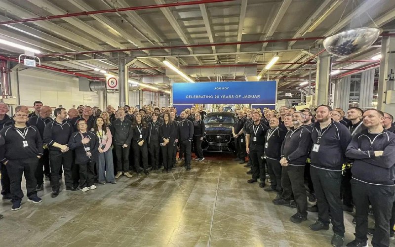 Jaguar завершает выпуск бензиновых двигателей: последний F-Pace SVR отправлен в музей Jaguar завершает выпуск бензиновых двигателей: последний F-Pace SVR отправлен в музей