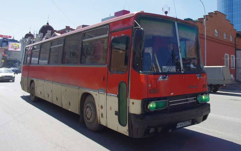 ­❓ Зачем Икарусам надевали на фары «очки»?Советские водители автобусов применяли солнцезащитные козырьки с особой цельюПопулярные в СССР венгерские автобусы Икарусзачастую привлекали внимание необычными зелеными «очками» на фарах.